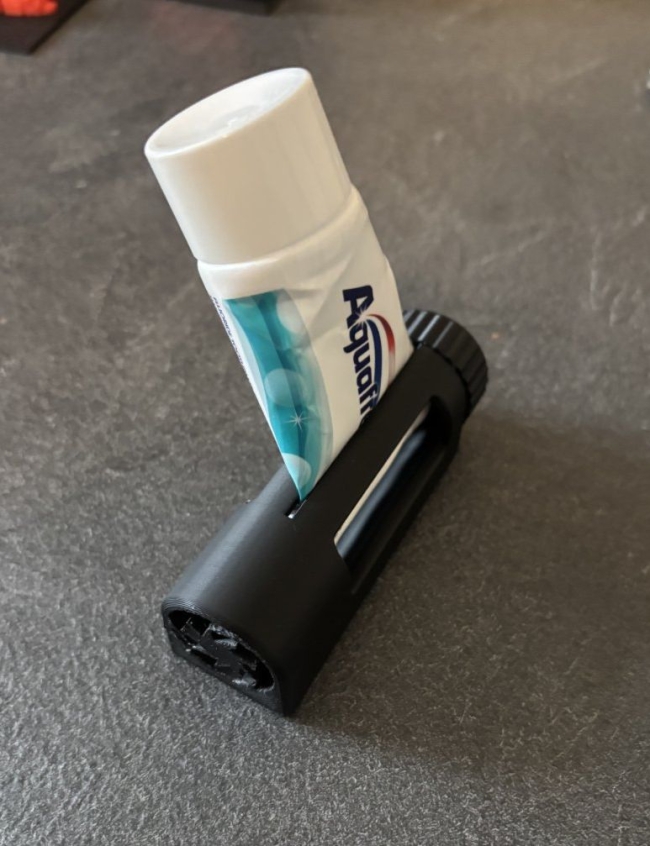 Enrouleur tube de dentifrice ou cosmétique